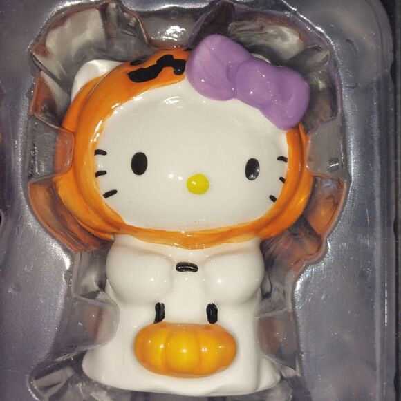 Sanrio Hello Kitty Halloween Hand Crafted Hand Painted Salt & Pepper Shakers - Picture 6 of 11